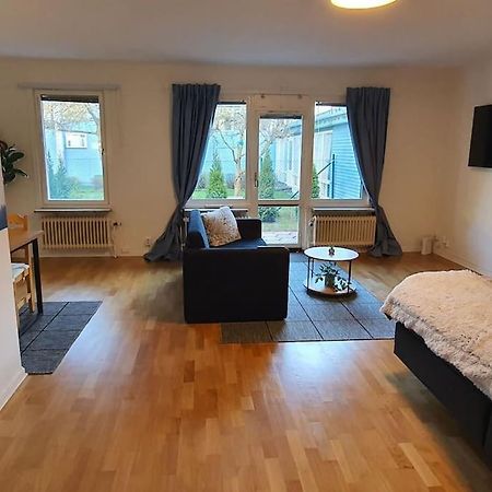 Apartment With Garden Near Metro! Stockholm Bagian luar foto