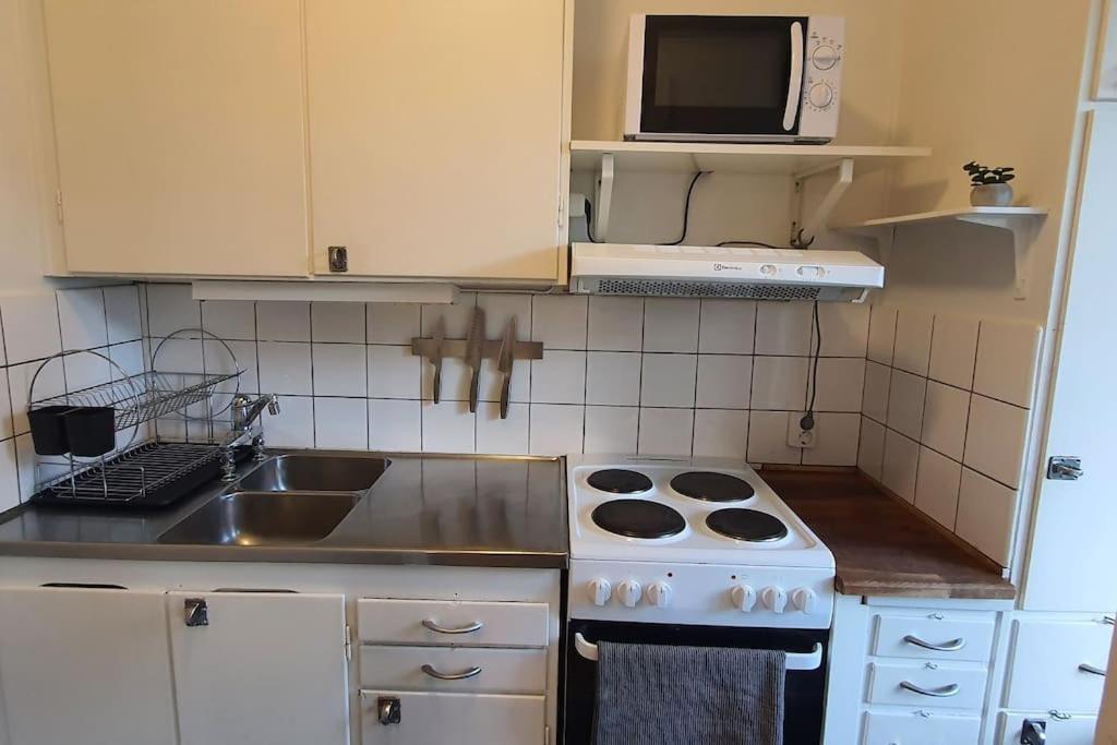 Apartment With Garden Near Metro! Stockholm Bagian luar foto