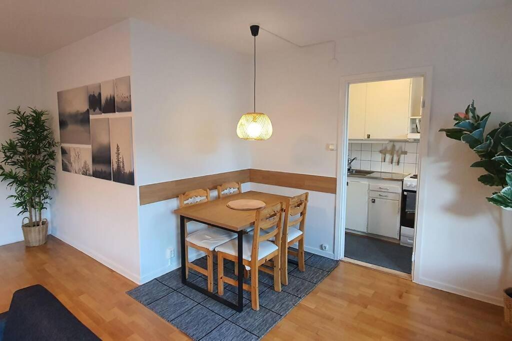 Apartment With Garden Near Metro! Stockholm Bagian luar foto