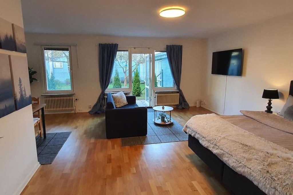 Apartment With Garden Near Metro! Stockholm Bagian luar foto