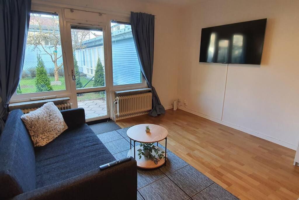 Apartment With Garden Near Metro! Stockholm Bagian luar foto