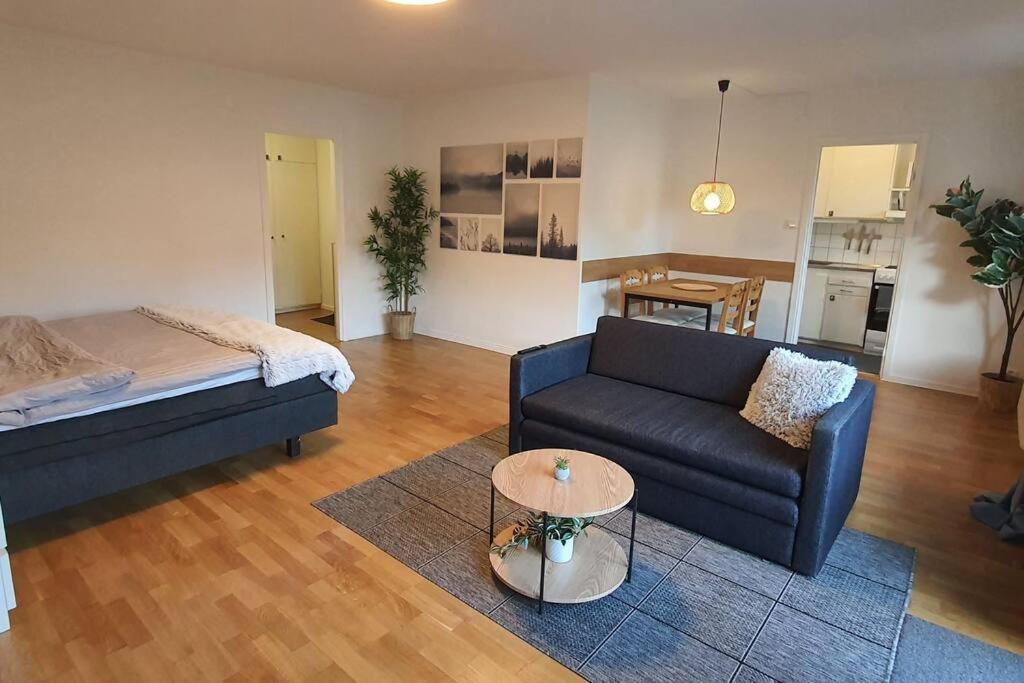 Apartment With Garden Near Metro! Stockholm Bagian luar foto