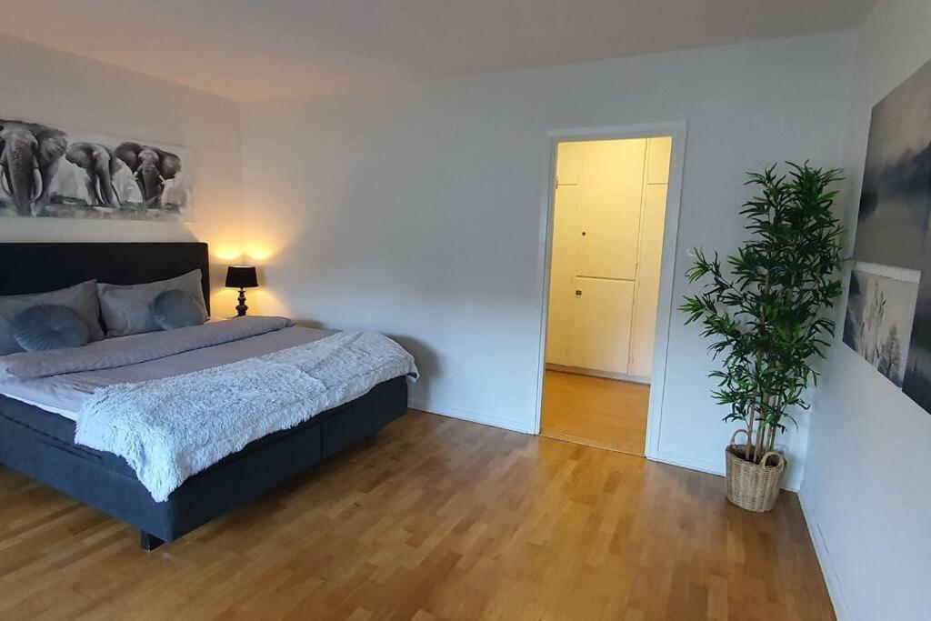 Apartment With Garden Near Metro! Stockholm Bagian luar foto