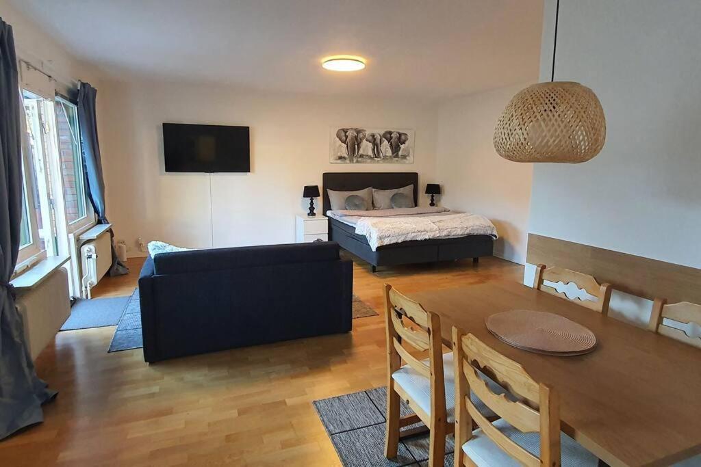 Apartment With Garden Near Metro! Stockholm Bagian luar foto