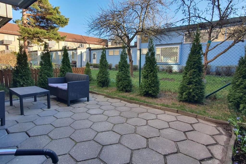 Apartment With Garden Near Metro! Stockholm Bagian luar foto