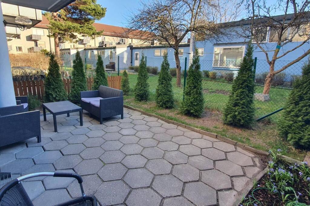 Apartment With Garden Near Metro! Stockholm Bagian luar foto