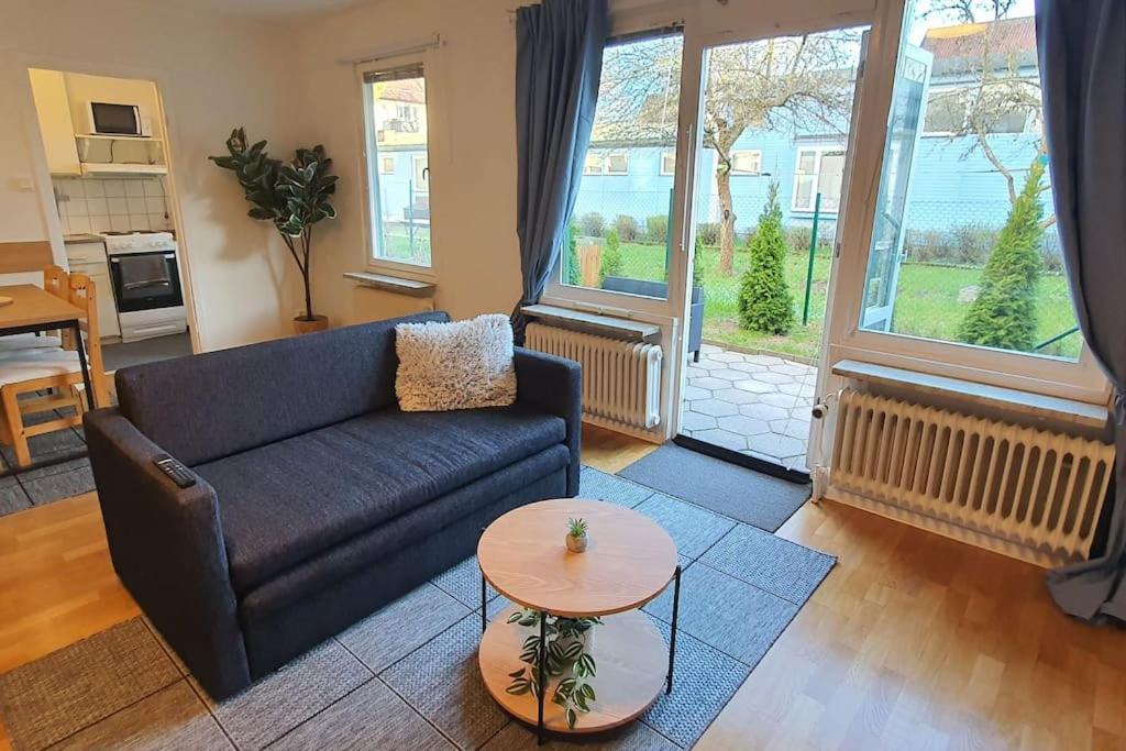 Apartment With Garden Near Metro! Stockholm Bagian luar foto